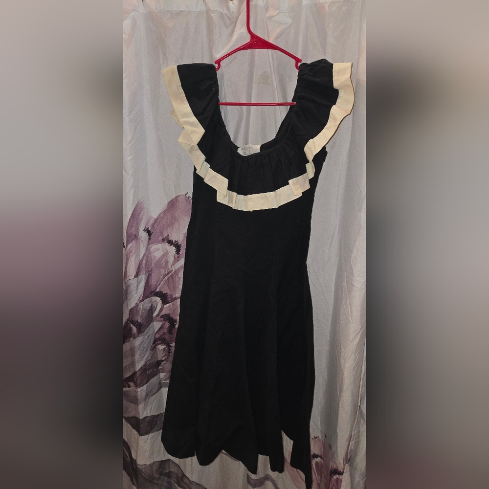 Bullocks Wilshire vintage black with white trim side zip size 4 dress